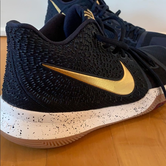 Men’s size 10.5 Kyrie Irving basketball shoes - Picture 2 of 5